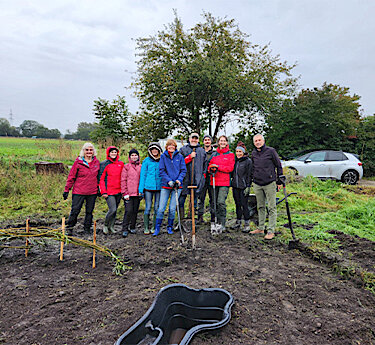 Hilti-Mitarbeitende vor dem noch Wasserbecken für Amphibien Hilti-Mitarbeitende vor dem noch Wasserbecken für Amphibien